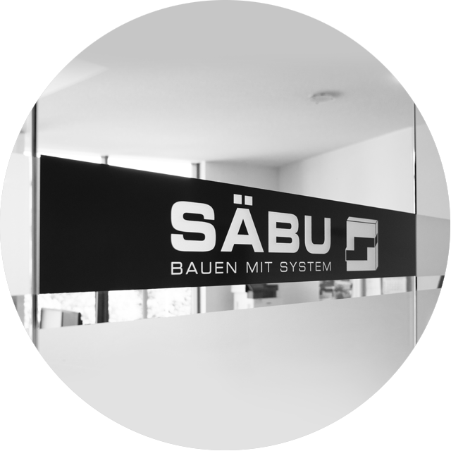 SÄBU Morsbach Logo auf Glastür in schwarzweiß